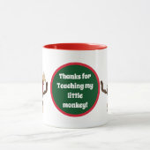 Le professeur ajoutent la petite tasse de café de (Centre)