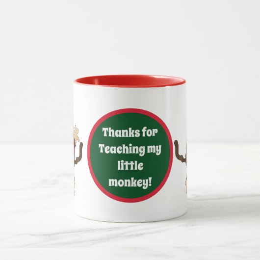 Le professeur ajoutent la petite tasse de café de (Centre)