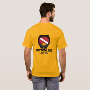 Le puits a accroché le T-shirt sans fond de