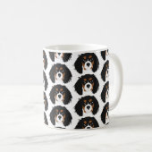 Le roi Cavalier Charles Spaniels sur la Mug (Devant droit)