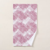 Le rose brille sur le blanc. (Serviette à main)