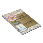 Le rose de pot de maçon fleurit le livre d'invité (Côté Droit)