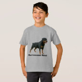 Le rottweiler badine le T-shirt (Devant entier)