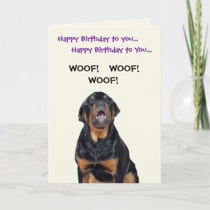 Le rottweiler voit la carte d'anniversaire de