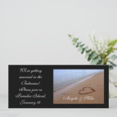 Le rouge bascule le coeur dans les invitations de (Debout devant)