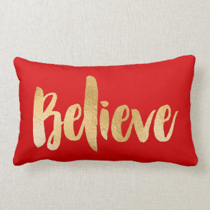 Le rouge et le coussin de Noël d'or croient