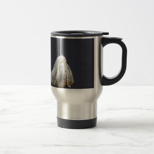 Le sac de thé est suspendu dans une tasse (Droit)