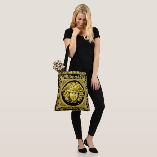 Le sac fourre-tout Méduse dorée (Sur le modèle)