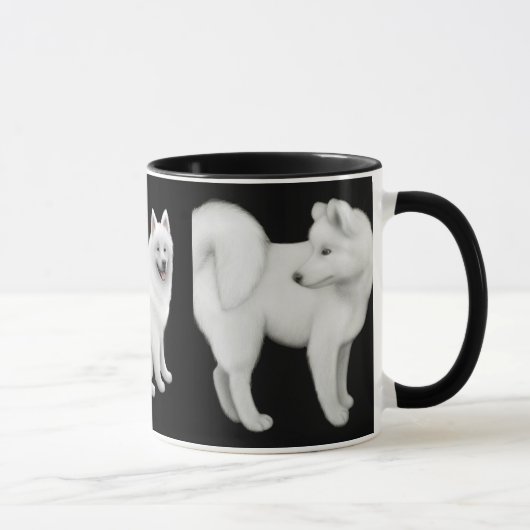 Le Samoyed poursuit la tasse de sonnerie (Droite)