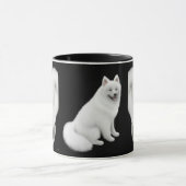 Le Samoyed poursuit la tasse de sonnerie (Centre)