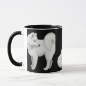Le Samoyed poursuit la tasse de sonnerie (Gauche)
