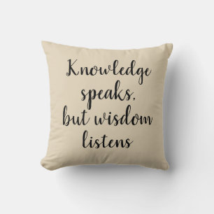 Le savoir parle mais la sagesse écoute le Coussin