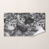 Le secret de Raven. Illustration gothique sombre e (Serviette à main)