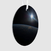 Le Soleil qui s'installe sur l'horizon terrestre. (devant)