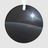 Le Soleil qui s'installe sur l'horizon terrestre. (dos)