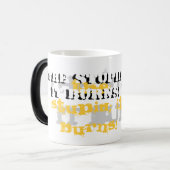 Le stupide ; Il brûle ! Tasse (Devant gauche)