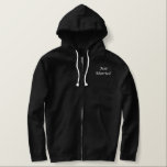Le Sweat - shirt à capuche des hommes vient de se<br><div class="desc">Car le Groom montré est un sweat - shirt à capuche zip noir pour se détendre. Texte brodé blanc sur l'avant et l'arrière/simplement marié. Customisez cet objet ou achetez tel quel.</div>