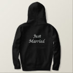 Le Sweat - shirt à capuche des hommes vient de se<br><div class="desc">Car le Groom montré est un sweat - shirt à capuche zip noir pour se détendre. Texte brodé blanc sur l'avant et l'arrière/simplement marié. Customisez cet objet ou achetez tel quel.</div>