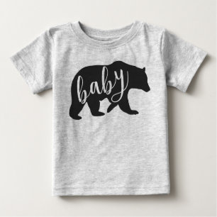 Le T-shirt d'ours de bébé également disponible est