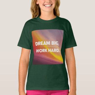 Le T-shirt "Dream Big, Work Hard" est parfait pour