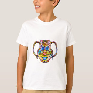 Le T-shirt du garçon à visage joyeux
