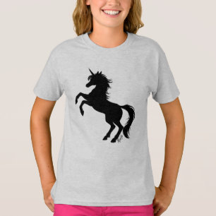 Le T-shirt gris de licorne de la fille majestueuse