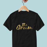 Le T-shirt Mariage noir Groom Gold Brush Script<br><div class="desc">Une chemise spéciale pour The Groom - tout le monde saura que vous êtes l'homme chanceux qui se marie !</div>