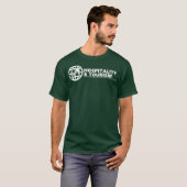 Le T-shirt vert classique d'hospitalité et de (Devant entier)