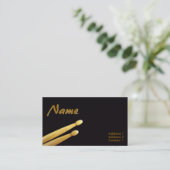 Le tambour colle des cartes de visite (Debout devant)