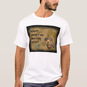 le teckel mignon badine le T-shirt