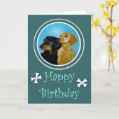 Le teckel poursuit la carte d'anniversaire (Fleur jaune)