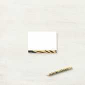 Le tigre barre des notes de post-it (Sur un bureau)