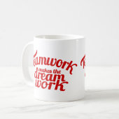 Le travail d'équipe fait la tasse rêveuse de (Devant gauche)