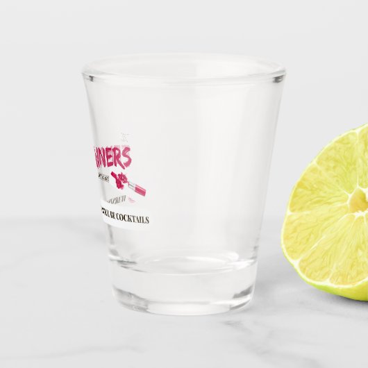 Le verre à liqueur de Femsplainers (Droite)