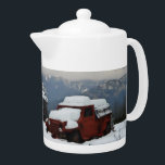 Le vieux camion rouge<br><div class="desc">Une scène hivernale rurale avec un vieux camion rouge délabré et couvert de neige assis près d'un cabine délabré près de Sandpoint, pièce d'identité.</div>