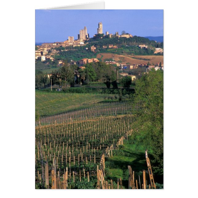 Le village de San Gimignano se trouve dans le vall (Devant)