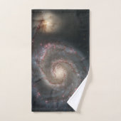 Le Whirlpool Galaxy M51 & Companion dans l'espace (Serviette à main)