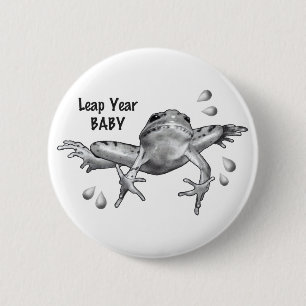 Leap Year Baby: Kikker in potlood Ronde Button 5,7 Cm
