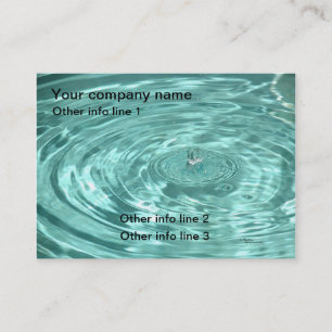 L'eau bleue laisse tomber des cartes de visite