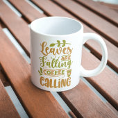 Leaves zijn aan het afbellen en bellen naar koffie koffiemok