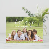 L'écriture croient le carte photo de vacances (Debout devant)