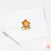 Lecture Cartoon Lion autocollant rond (Enveloppe)