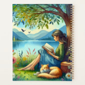 Lecture d'un livre sous un arbre avec un chat endo (Dos)