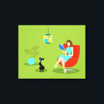 Lecture rétrospective Femme Étiquette toile Imprim<br><div class="desc">Cette Retro Reading Woman Stretched Canvas Print présente un style années 60, art minimaliste, dessin animé d'une femme qui a ses priorités dans l'ordre. Ce délicieux ver de livres est entrainé dans un vrai tourneur de page. La brunette, toute en forme, porte une robe d'aqua et des lunettes rouges, tout...</div>