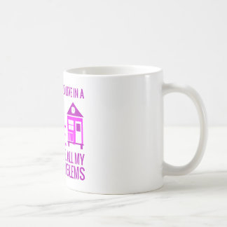 Leef in een klein huis en negeer volwassen problem koffiemok