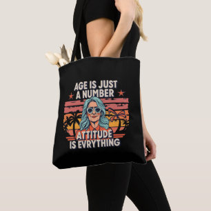 Leeftijd is slechts een getal, retro oudere vrouw draagtas
