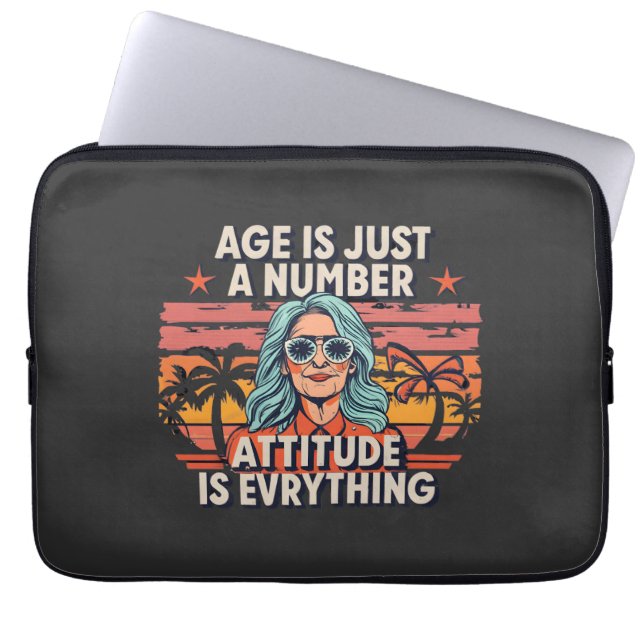 Leeftijd is slechts een getal,  retro oudere vrouw laptop sleeve (Voorkant)