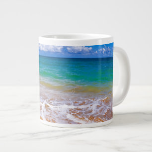 Leeg strand en blauwe wateren extra grote beker