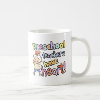 Leerkrachten in de voorschoolse school hebben een koffiemok