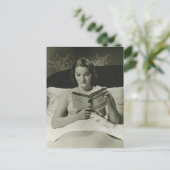 Leesboek vrouw briefkaart (Staand voorkant)